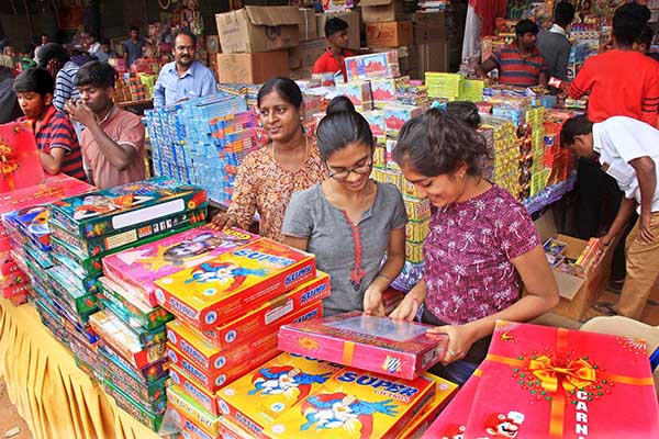 ಬೆಂಗಳೂರು ನಗರದಲ್ಲಿ ಪಟಾಕಿಗಳ ಭರ್ಜರಿ ಮಾರಾಟ